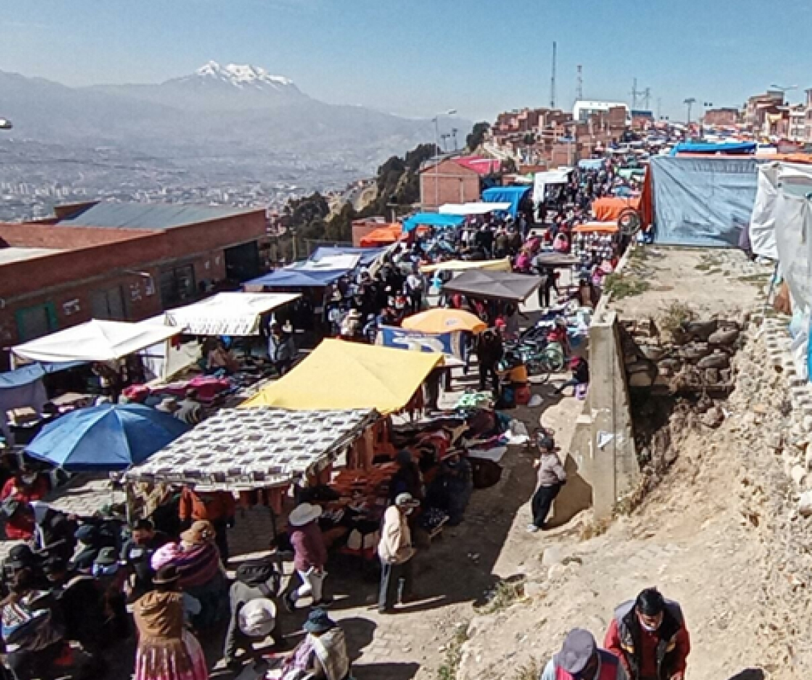 Feria comercial en El Alto con el Illimani al fondo